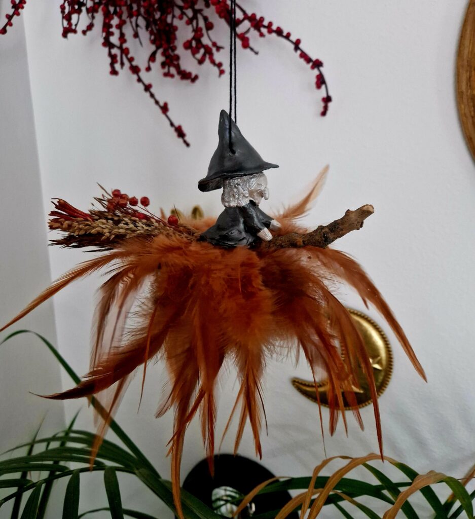 SORCIERE A SUSPENDRE PLUMA BALAI
